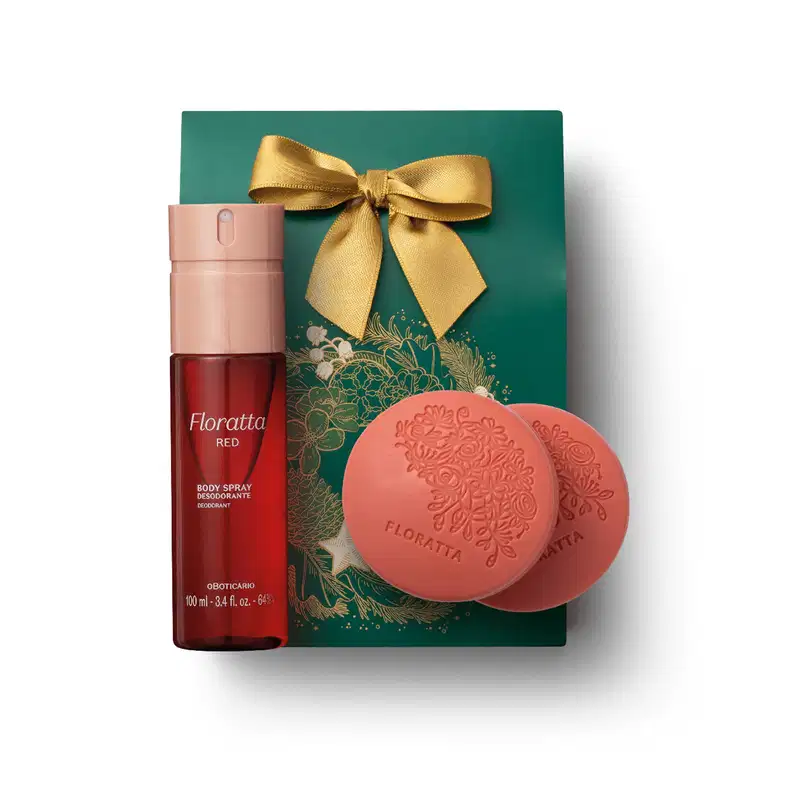 Conjunto de item de perfumaria Floratta Red, composto por frasco de spray corporal vermelho e duas barras de sabonete em formato redondo na cor coral, acompanhados de caixa verde com laço dourado e ilustração natalina dourada.
