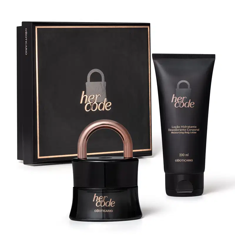 Imagem de uma caixa preta com rótulo dourado, vidro de item de perfumaria Her Code na cor preta em formato de cadeado com arco dourado e bisnaga preta de loção hidratante corporal da mesma marca.