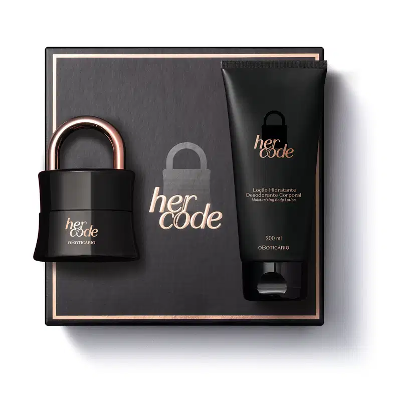 Imagem de uma caixa preta com rótulo dourado, vidro de item de perfumaria Her Code na cor preta em formato de cadeado com arco dourado e bisnaga preta de loção hidratante corporal da mesma marca.