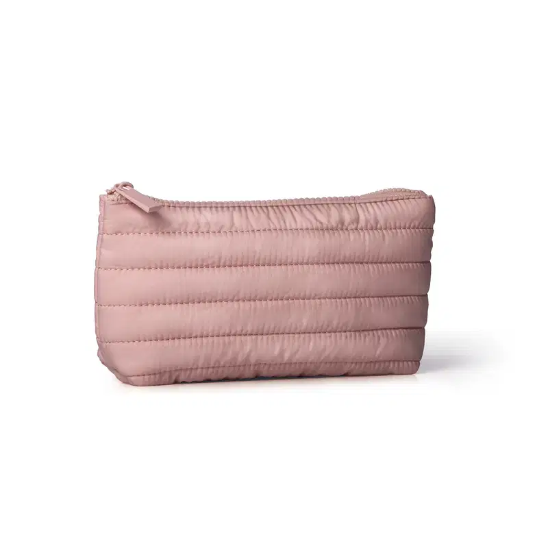 Imagem de um nécessaire rosa claro acolchoada com zíper, com textura suave e lisa, sem marcas ou rótulos visíveis.