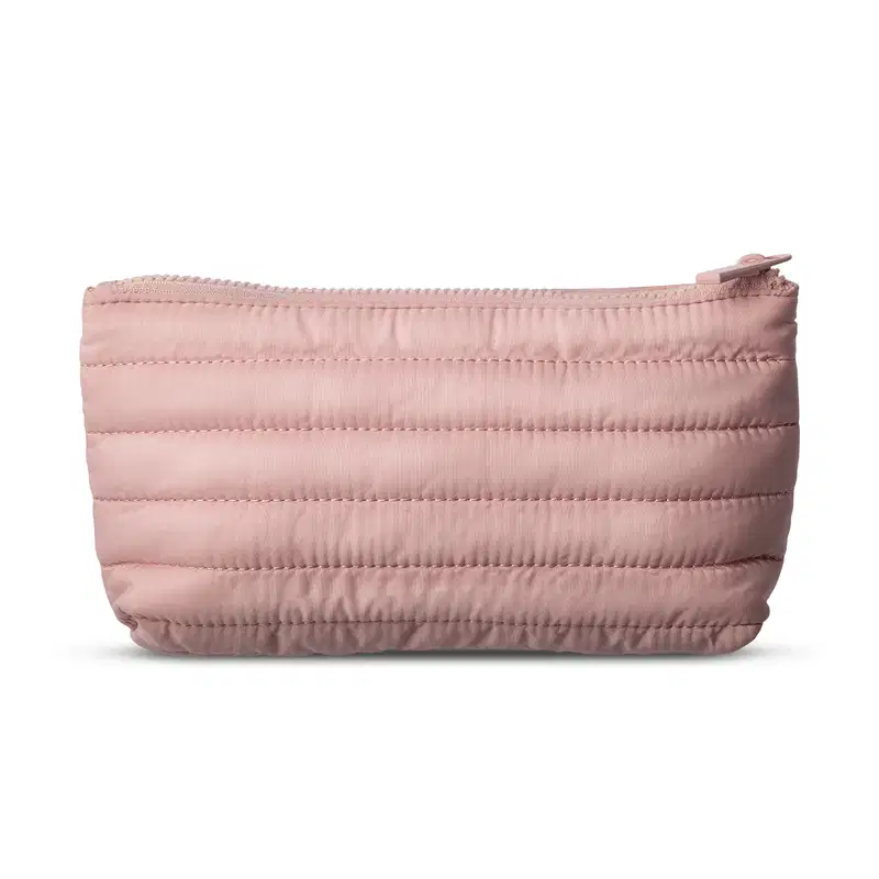Imagem de um nécessaire rosa claro acolchoada com zíper, com textura suave e lisa, sem marcas ou rótulos visíveis.