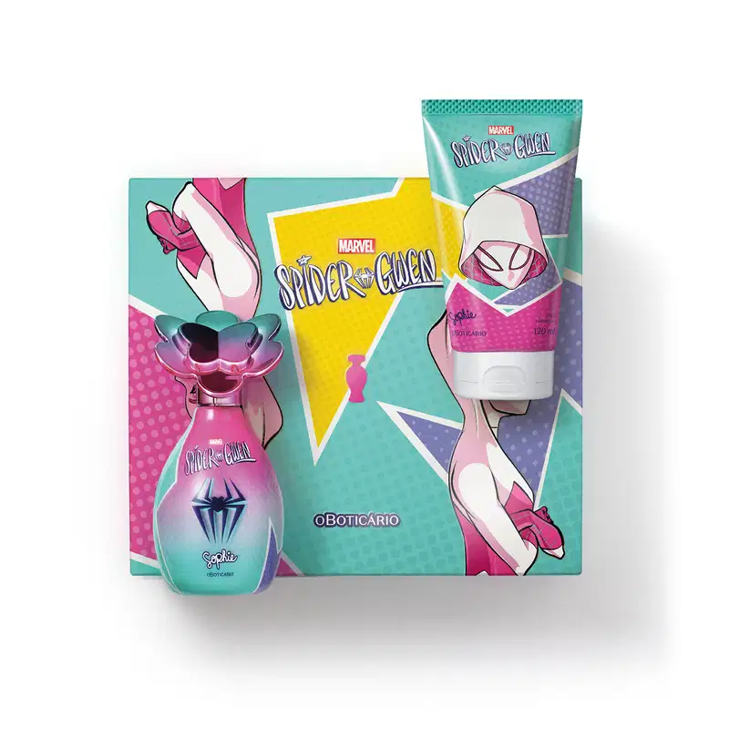 Kit presenteável de itens de perfumaria da marca Sophie Marvel Spider-Gwen, com frasco de colônia infantil em cores rosa, azul e violeta com tampa em formato de flor e bisnaga de creme corporal rosa, azul e violeta sobre caixa com ilustrações coloridas.