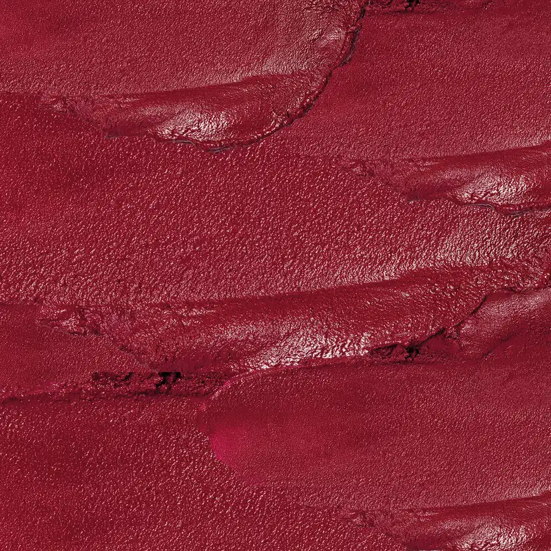 Textura escura, brilhante e cremosa de um batom Make B. Urban Ballet na cor de vermelha intensa.