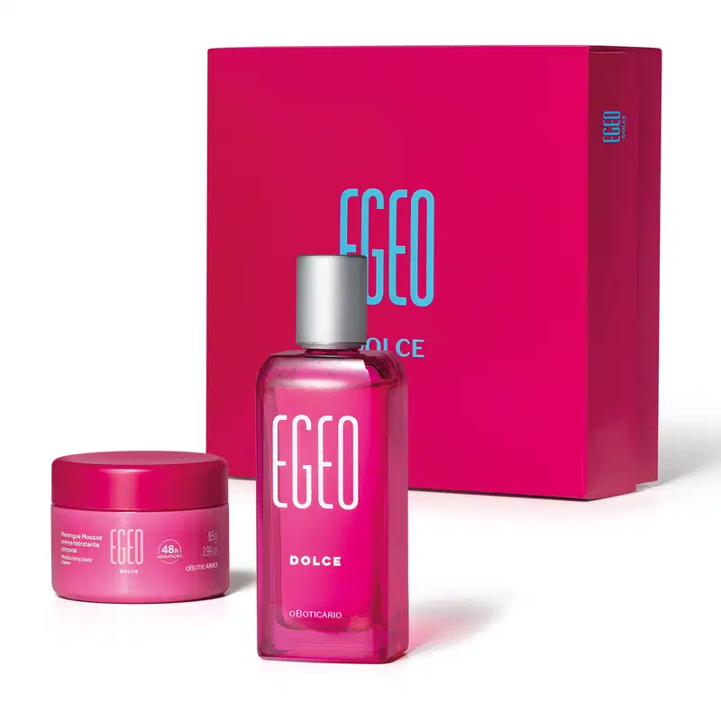 Imagem de uma caixa rosa com logotipo da marca Egeo Dolce em azul, frasco de desodorante colônia da mesma marca em cor rosa, e pote de mousse corporal Egeo Dolce também em rosa.