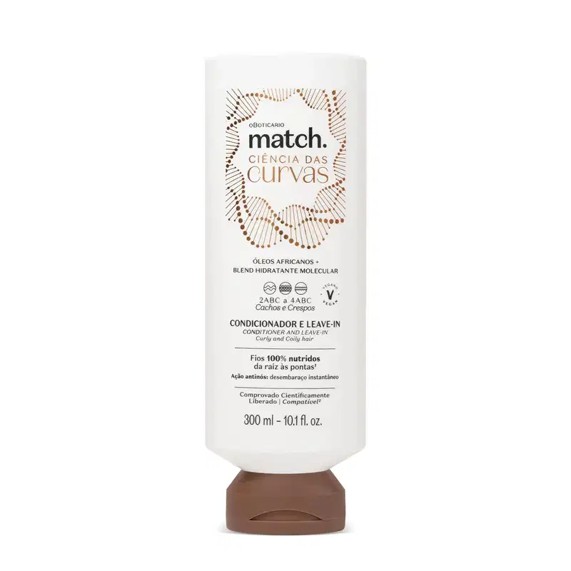 Imagem de um frasco branco com tampa marrom da marca Match Ciência das Curvas. contendo um produto dois em um: condicionador e leave-in para cabelos cacheados e crespos. As informações sobre ingredientes e benefícios estão em letras pretas..