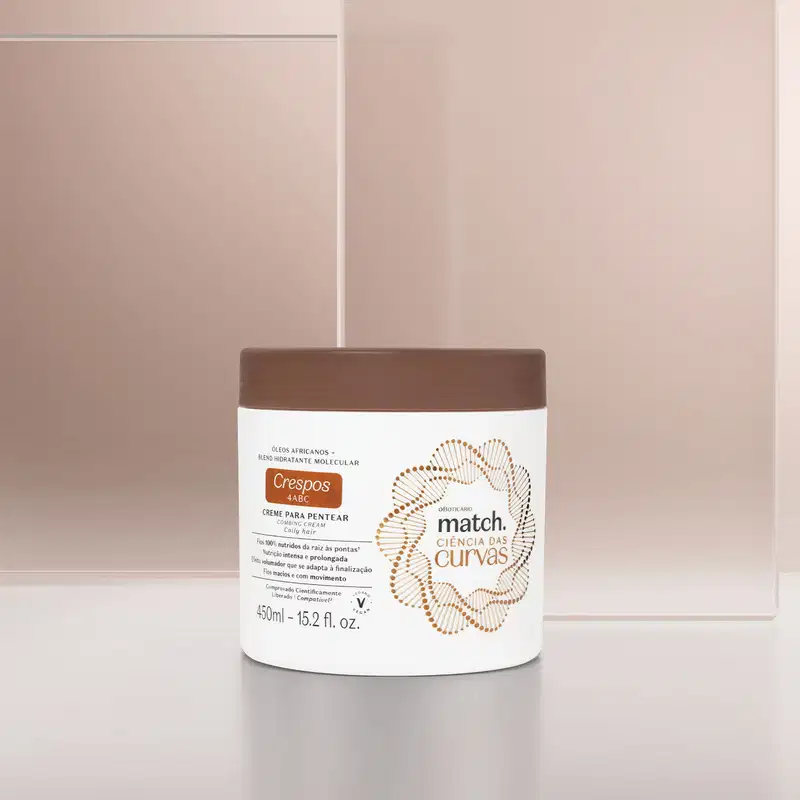 Imagem de um pote branco com tampa marrom contendo creme para pentear da linha Match. Ciência das Curvas Crespos em fundo bege e branco.