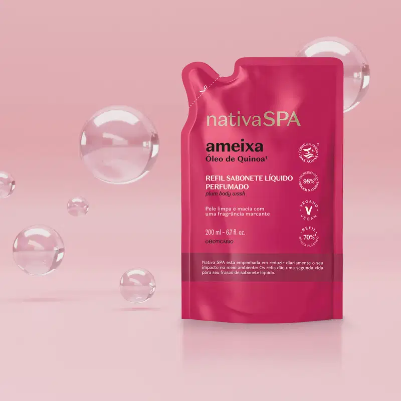 Imagem de embalagem rosa de refil de sabonete líquido perfumado da marca Nativa SPA Ameixa, com bolhas de água flutuando em fundo rosa.