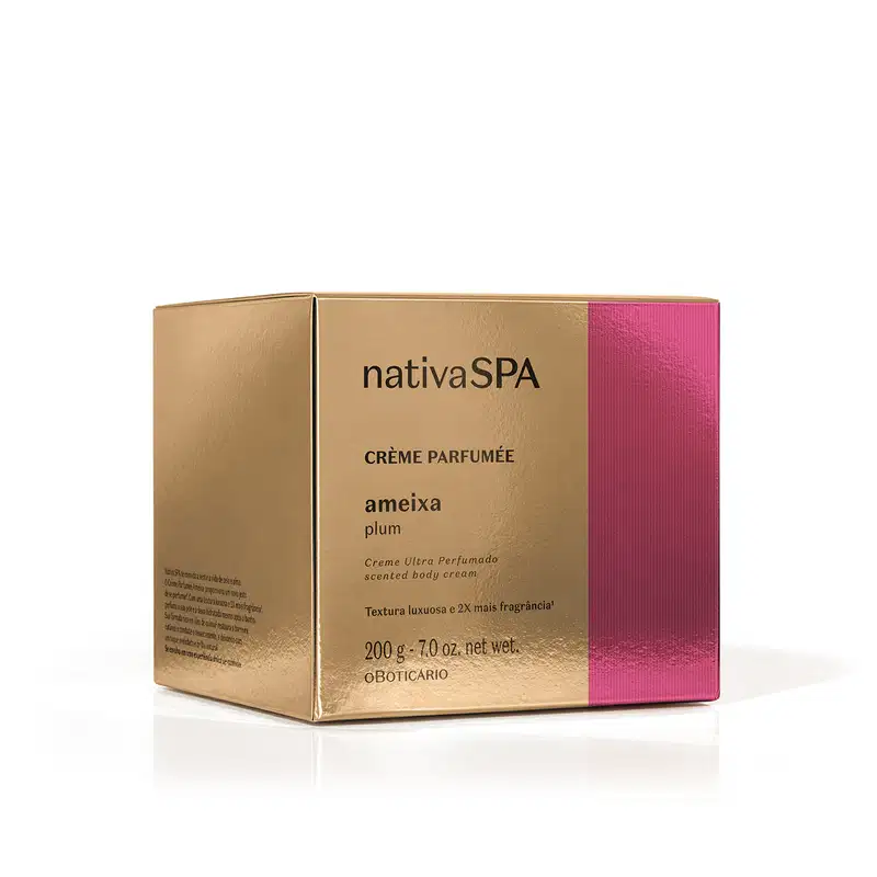 Caixa dourada com faixa rosa cobrindo aproximadamente 1/3 da parte frontal com texto em preto sobre a superfície dourada contendo informações da marca Nativa SPA Crème Parfumée Ameixa.