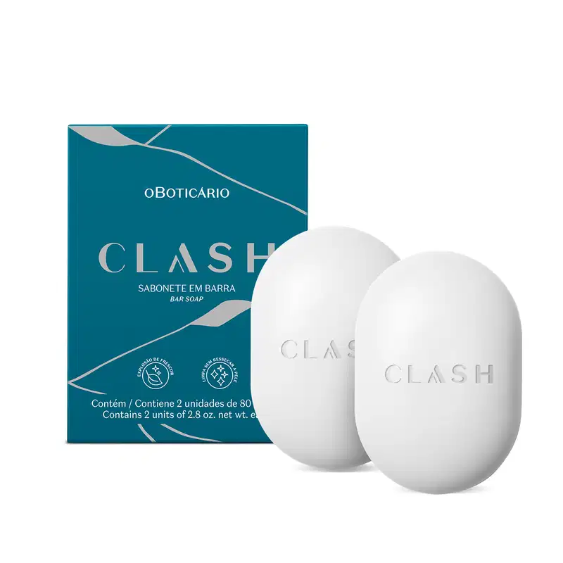 Caixa azul-esverdeada com logotipo "Clash" e dois sabonetes brancos em formato oval com textura lisa e logotipo "Clash" gravado.