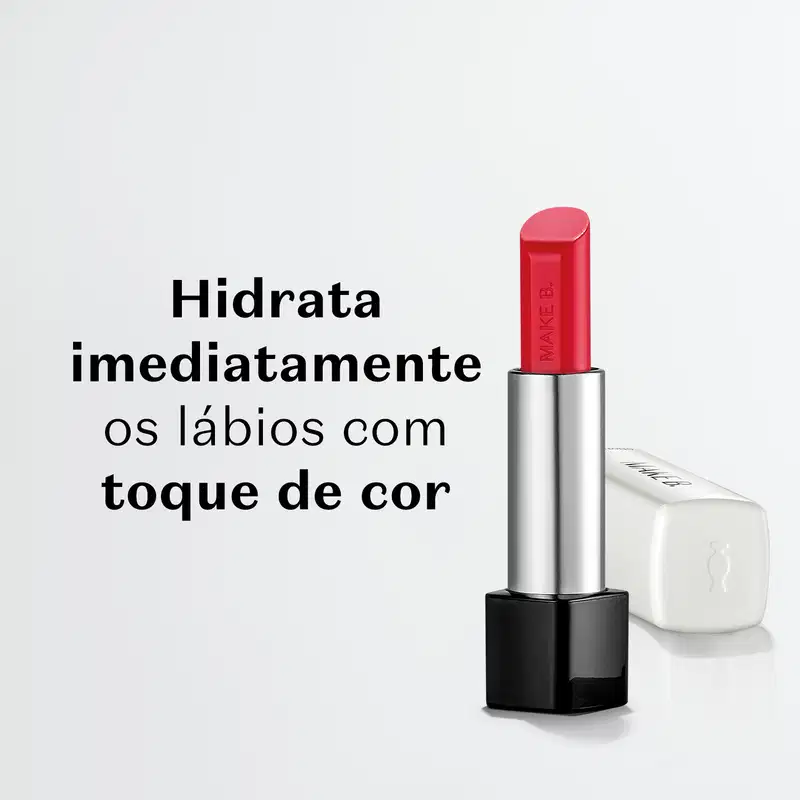 Embalagem de balm labial vermelho da marca Make B. Lip Chronology Color Repair em primeiro plano, sobre superfície branca, com texto descrevendo o produto.