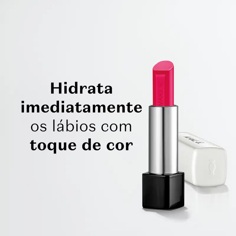Embalagem de balm labial rosa da marca Make B. Lip Chronology Color Repair em primeiro plano, sobre superfície branca, com texto descrevendo o produto.