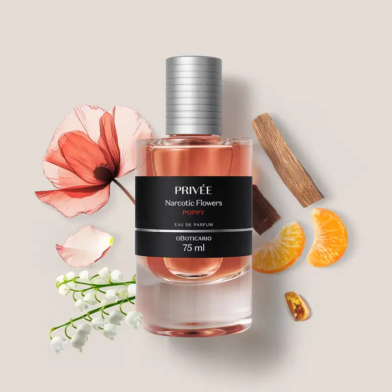 Frasco de Eau de Parfum Privée Narcotic Flowers Poppy  em meio a flores, fatias de laranja e outros elementos decorativos sobre superfície clara.