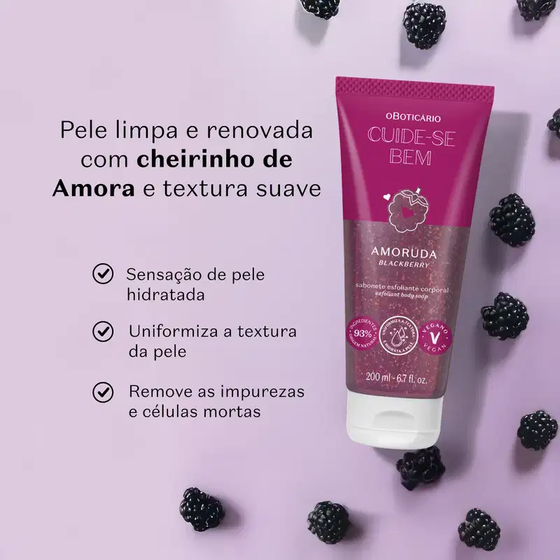 Tubo roxo e branco com ilustração de amora de sabonete esfoliante corporal da marca Cuide-se Bem Amoruda em fundo lilás claro, amoras e texto em letras pretas informando os benefícios do produto.