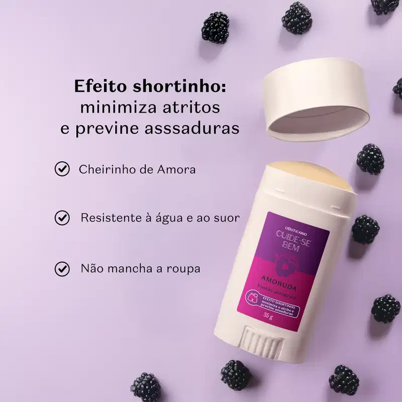 Embalagem branca de rótulo roxo com ilustração de amora de bastão anti-atrito em fundo roxo claro, com amoras ao redor. Produto da marca Cuide-se bem Amoruda, com informações em letras pretas sobre seus benefícios de efeito shortinho.