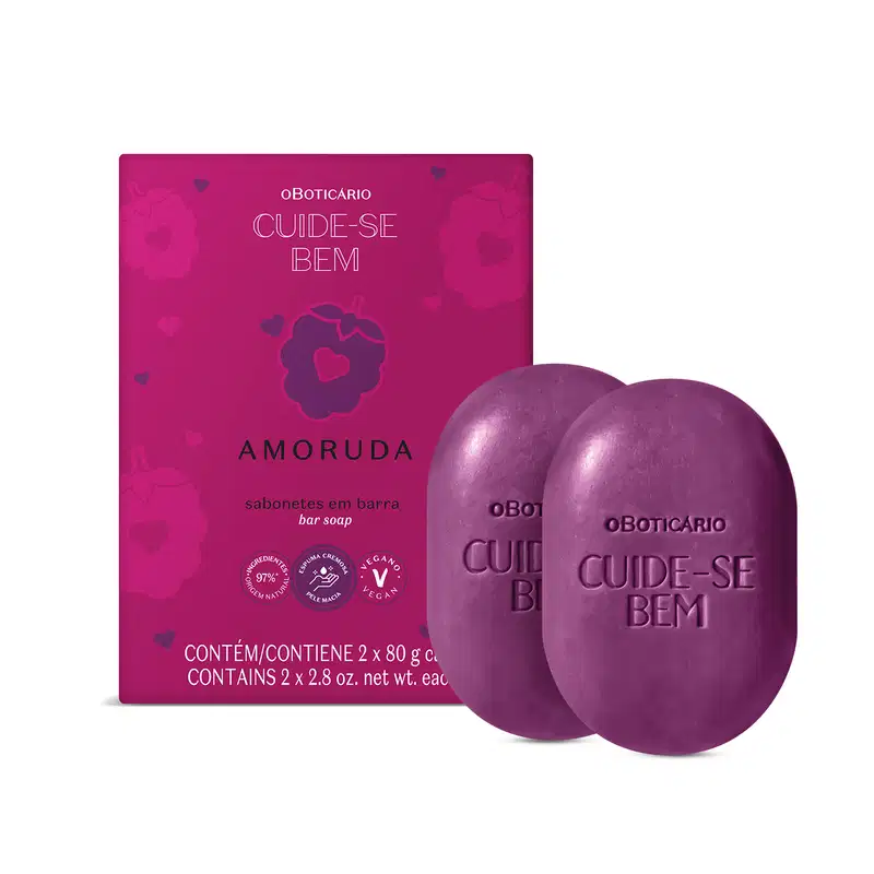Dois sabonetes em barra de cor roxa da marca Cuide-se bem Amoruda, com caixa roxa com ilustrações de amoras e letras roxas, pretas e brancas.