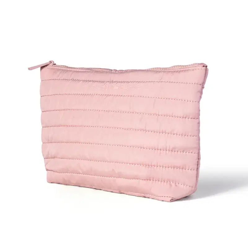 Nécessaire rosa claro acolchoado com estética puffer e zíper vista angularmente.