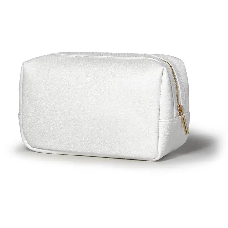 Nécessaire branco com zíper dourado, com formato retangular e superfície lisa.