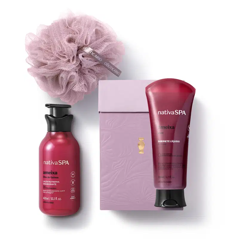 Caixa roxa com detalhe dourado, esponja de banho roxa e dois produtos Nativa SPA Ameixa, sendo uma bisnaga de sabonete líquido corporal e um frasco de loção nutritiva desodorante, ambos em embalagem rosa vibrante com tampa preta.