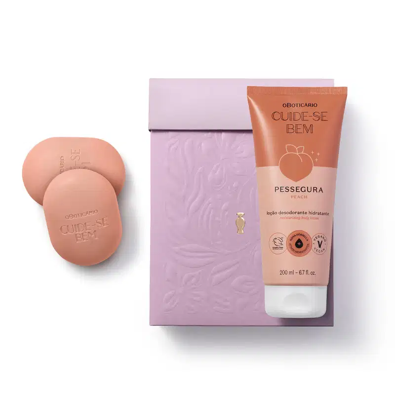 Caixa roxa com detalhe dourado, frasco em tons de laranja e rosa com pêssego ilustrado de loção hidratante corporal Cuide-se Bem Pessegura e dois sabonetes em barra na cor laranja da mesma marca.