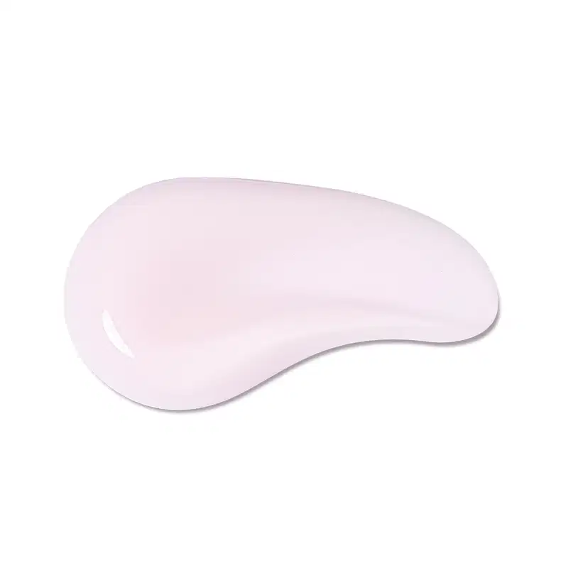 O produto de beleza apresenta uma textura suave e cremosa, com uma cor rosa pálida uniforme. Sua aparência é lisa e sedosa, sugerindo uma consistência delicada e agradável ao toque.