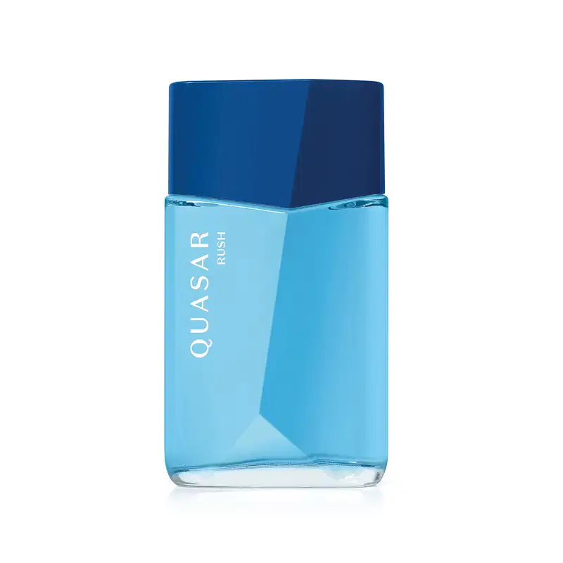 Imagem de um frasco de desodorante colônia da marca Quasar Rush  em tom azul claro, com tampa azul escura, formato geométrico e texto branco no rótulo.