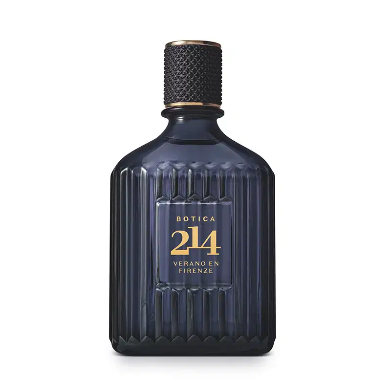 Imagem do frasco de Eau de Parfum da marca Botica 214, com design escuro e texturizado, rótulo dourado com o nome da fragrância "Verano en Firenze". O frasco possui um design elegante e sofisticado, com uma tampa preta e detalhes dourados.