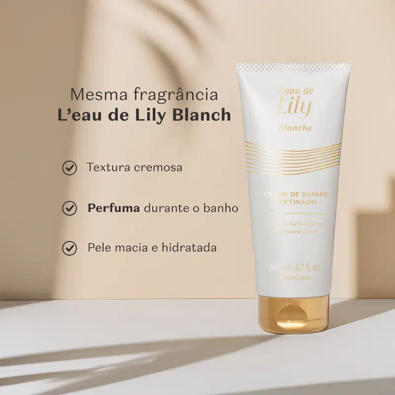 Imagem de um frasco branco com tampa e rótulo dourados da linha L'eau de Lily Blanche, contendo 200ml de creme de banho acetinado. Ele está em fundo neutro com sombreado e texto informando os benefícios do produto.
