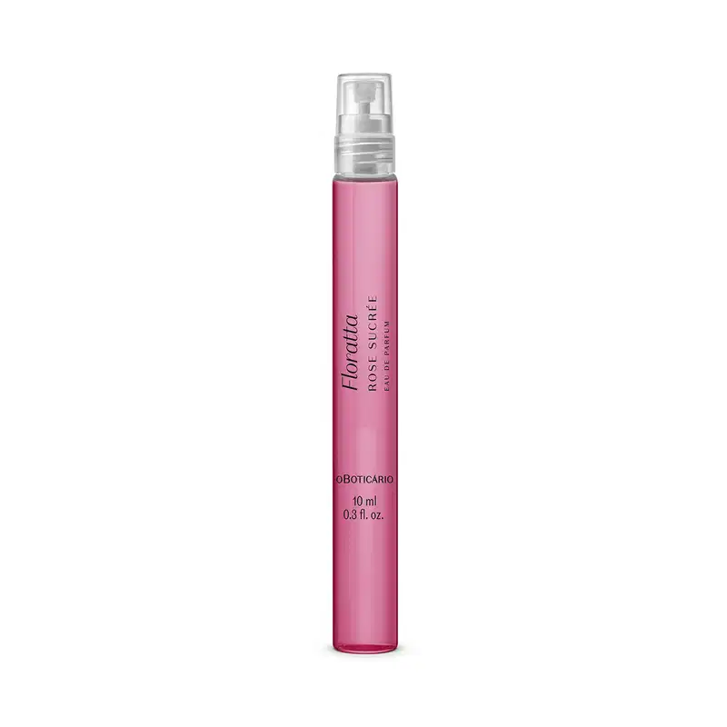 A imagem mostra um frasco de 10ml do Eau de Parfum Floratta Rose Sucrée, em vidro transparente e conteúdo rosa, com rótulo em letras brancas. A tampa é transparente e possui formato cilíndrico.