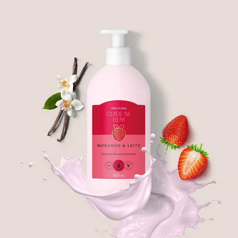 Imagem de frasco de loção hidratante corporal da marca Cuide-se bem Morango e Leite, com recipiente branco e rótulo vermelho e rosa, sobre superfície clara com flores brancas, morangos vermelhos e respingos de creme branco.