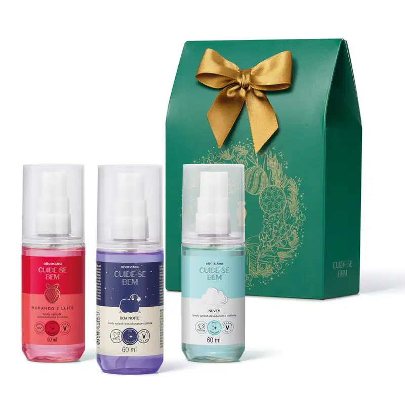 Três frascos de itens de mini body splashes da marca Cuide-se Bem, sendo um da fragrância Morango e Leite (vermelho), outro da fragrância Nuvem (azul claro) e o terceiro da fragrância Boa Noite (lilás). Acompanha caixa de presente verde com laço dourado.