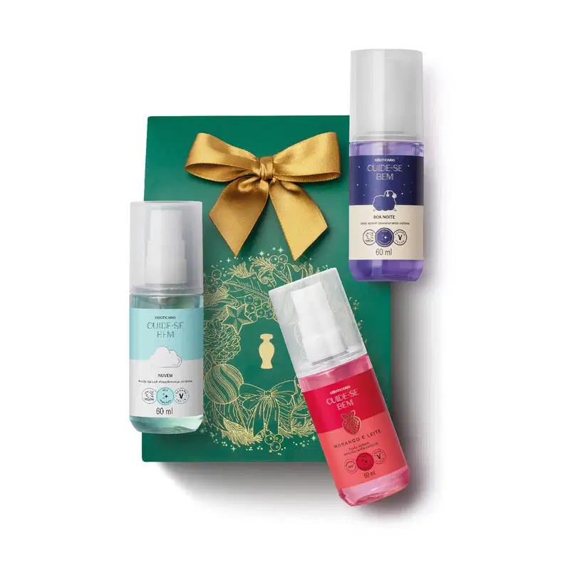 Três frascos de itens de mini body splashes da marca Cuide-se Bem, sendo um da fragrância Morango e Leite (vermelho), outro da fragrância Nuvem (azul claro) e o terceiro da fragrância Boa Noite (lilás). Acompanha caixa de presente verde com laço dourado.