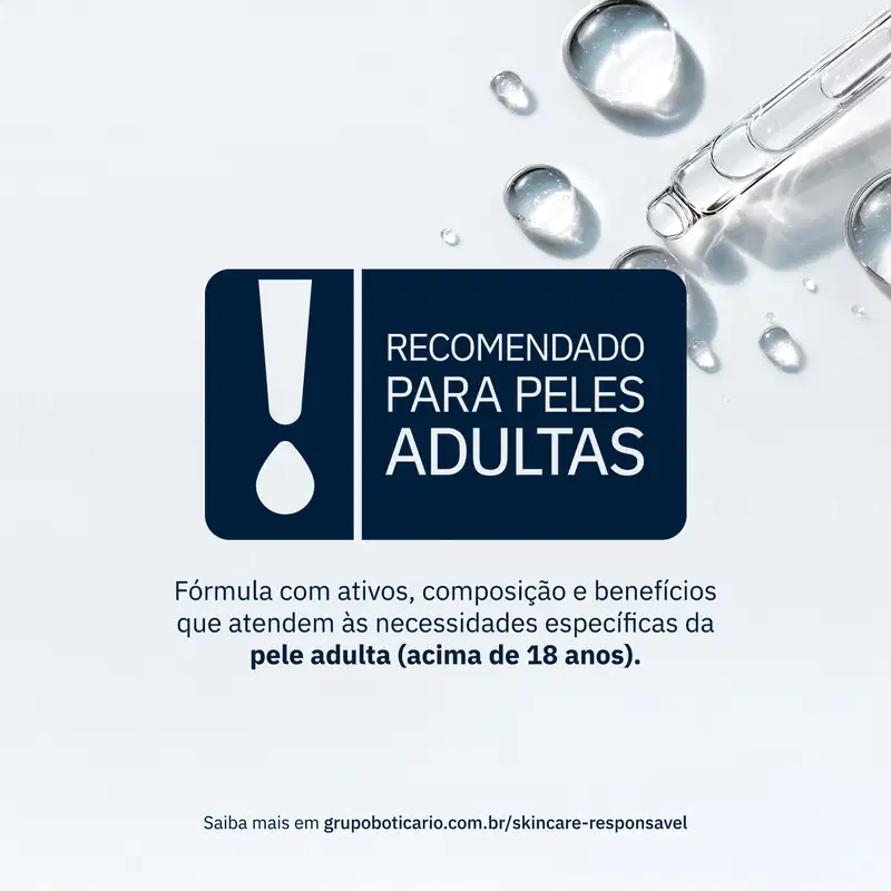 Imagem com aviso "RECOMENDADO PARA PELES ADULTAS" em destaque, com informações sobre a fórmula e benefícios específicos para pele acima de 18 anos. Ao fundo, gotículas de um sérum transparente e link do Grupo Boticário sobre skincare responsável.