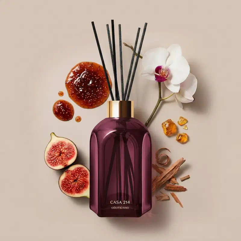 Ambiente de beleza elegante e sofisticado, com frasco de perfume da marca Casa 214 em tom roxo, rodeado por ingredientes naturais como figos, flores de orquídea e âmbar. Cenário neutro em tons de bege realça a sofisticação do produto.