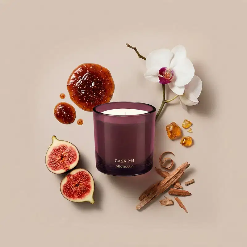 Ambiente elegante e sofisticado com velas aromáticas da marca Casa 214, rodeadas por ingredientes naturais como figos, flores e resinas, em uma paleta de cores terrosas e neutras, sugerindo um ritual de relaxamento e bem-estar.