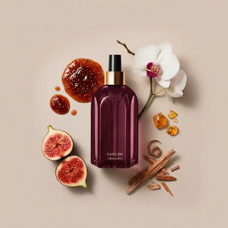 Vidro do aromatizador Casa 214 Figo Magnífico com válvula spray preta em ambiente com flores brancas, figos e cristais âmbar sobre superfície bege.