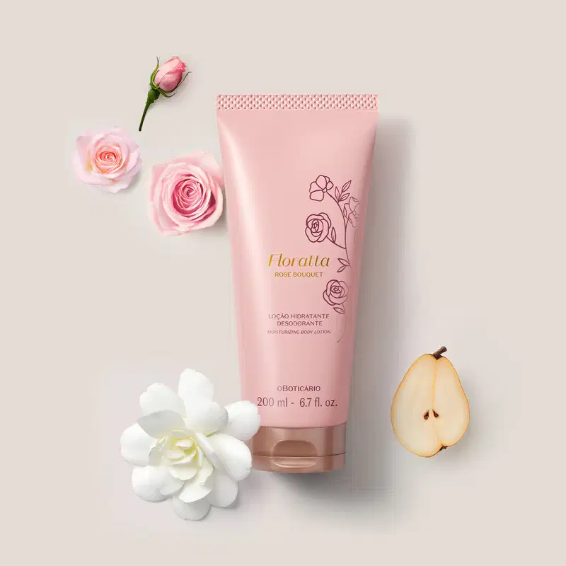 Bisnaga rosa com tampa dourada e ilustrações florais de Loção Hidratante Desodorante Floratta Rose Bouquet cercada por uma flor branca, duas rosas cor-de-rosa desabrochadas e uma em formato de botão, além de meia pera.