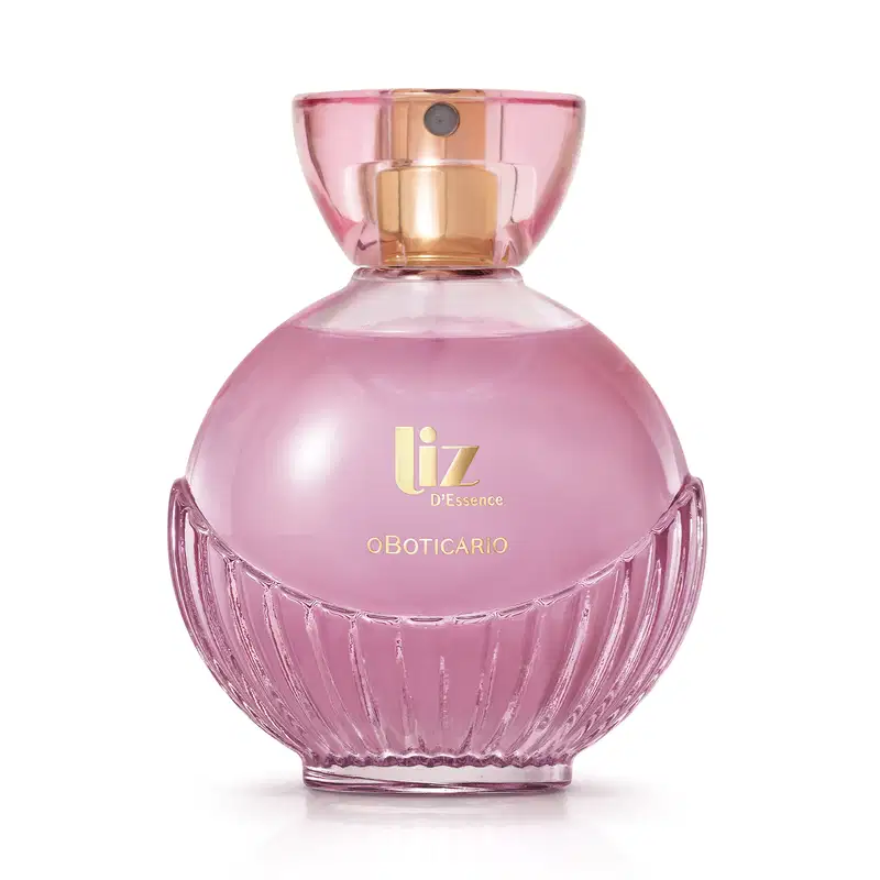 Frasco de vidro de item de perfumaria rosa com logo Liz D'Essence e borrifador dourados, e frasco redondo, sendo metade liso e metade com textura de concha. Tampa em acrílico rosa transparente.