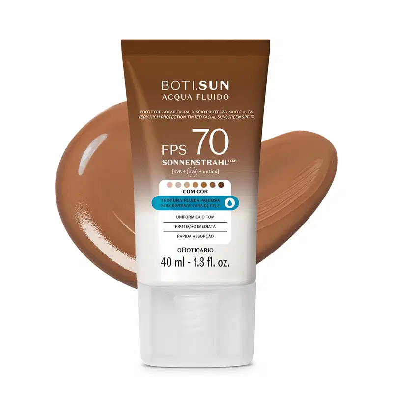 Bisnaga de protetor solar facial fluido com cor da marca Boti Sun com FPS 70, nas cores branca e marrom com indicação de cores variadas no rótulo e um pouco de produto na cor marrom espalhada por trás da embalagem.