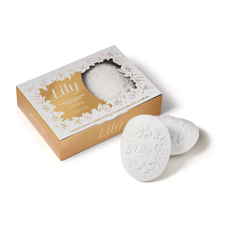 Imagem de uma caixa branca com detalhes dourados contendo dois sabonetes em barra perfumados com 90g cada um da marca Lily. Ao lado da caixa, dois sabonetes brancos em formato oval com flores, folhagens e o nome da marca gravados  no produto.