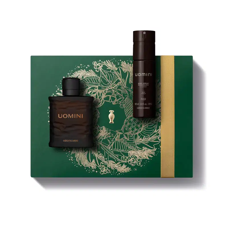 Imagem do Kit Presente Natal Uomini que traz um frasco de vidro marrom com tampa preta de desodorante colônia, um frasco cilíndrico marrom de body spray e uma caixa presenteável verde com estampa natalina.