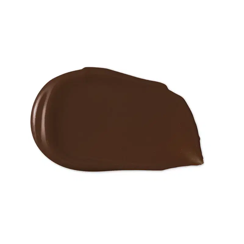Textura cremosa e brilhante de cor marrom escura, com aparência suave e uniforme, típica de um produto de beleza da marca Make B.