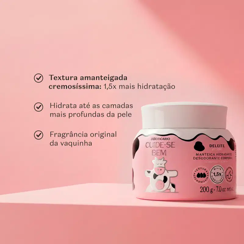 A imagem mostra a embalagem da manteiga corporal em superfície e fundo rosa com as informações de textura cremosa do produto, da sua fórmula ultra hidratante e da fragrância original da vaquinha.