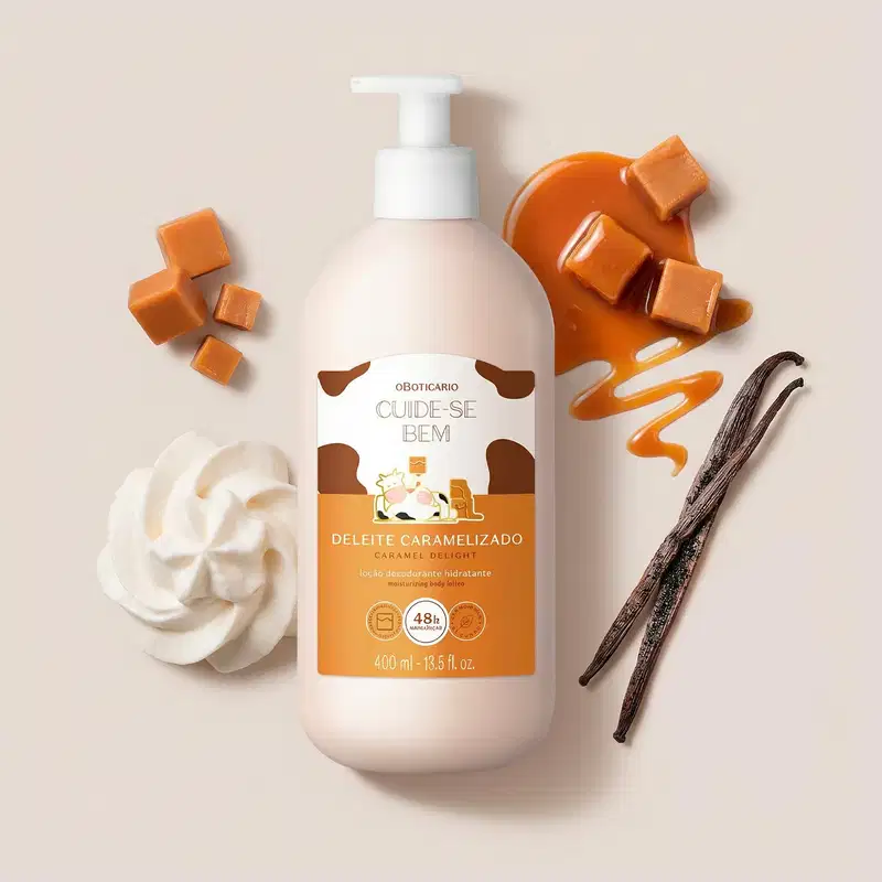 Imagem mostra uma embalagem branca de loção hidratante Cuide-se Bem Deleite Caramelizado com bomba dosadora, rodeada por cubos de caramelo laranja, um creme branco e favas de baunilha em fundo bege claro. O frasco é branco, marrom com ilustração de vaca.
