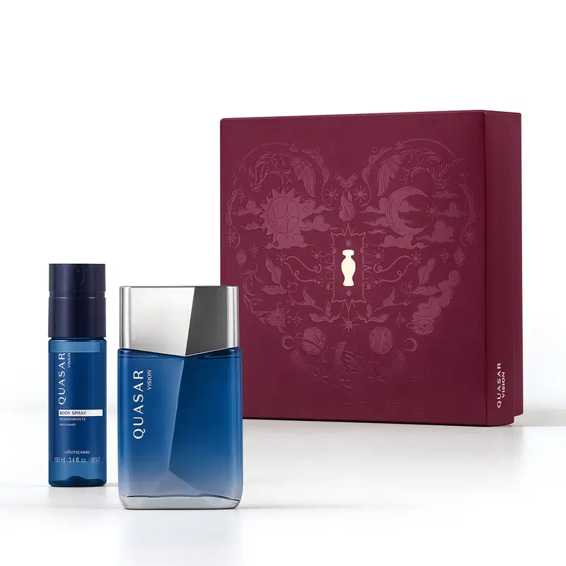 Caixa de presente vinho com coração ilustrado detalhes de temática celestial. Ao lado, itens de perfumaria Quasar Vision, sendo um frasco de desodorante colônia azul com design angulado e um body spray cilíndrico azul com tampa borrifadora azul escura.