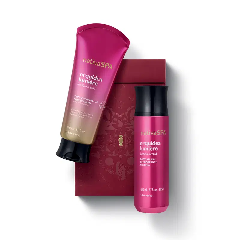 Caixa de presente de cor vinho com um grande coração ilustrado detalhes de temática celestial. Ao lado, itens de perfumaria da marca Nativa SPA Orquídea Lumière, sendo uma bisnaga de creme corporal perfumado e body spray, ambos cor-de-rosa com tampa preta