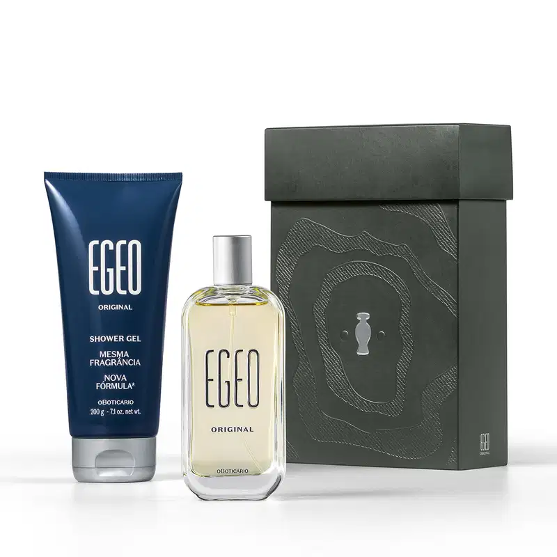 Kit de item de perfumaria da marca Egeo, contendo frasco de fragância e bisnaga de gel de banho, em tons de azul e cinza, com rótulos destacando os nomes "Egeo Original" e "Shower Gel".