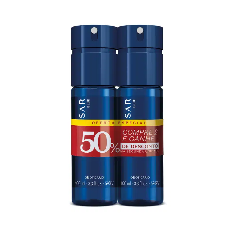 Dois frascos azuis e cilíndricos de item de perfumaria da marca Quasar Blue, unidos por fita adesiva vermelha e amarela indicando oferta especial de compre 2 e ganhe 50% de desconto na segunda unidade.