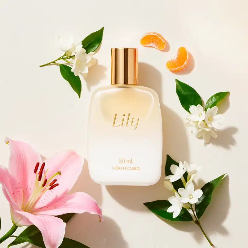 Imagem de um ambiente de fragrância floral e cítrica, com flores de lírio e laranja dispostas ao redor de um frasco de spray perfumado da marca Lily. Cenário minimalista e elegante, com cores neutras e naturais predominantes.