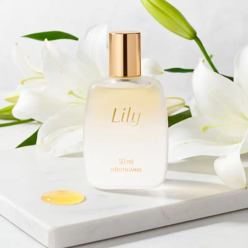 Imagem de um ambiente de beleza elegante e refinado, com um frasco de spray capilar Lily em destaque, cercado por belas flores brancas em um cenário claro e minimalista, sugerindo um produto de alta qualidade e sofisticação.