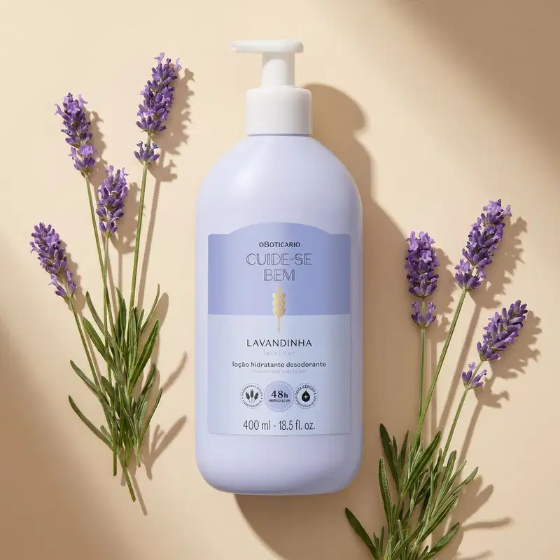 Embalagem lilás de loção hidratante desodorante da marca Cuide-se bem, com rótulo azul e texto em português, cercada por flores de lavanda roxa em fundo bege claro.